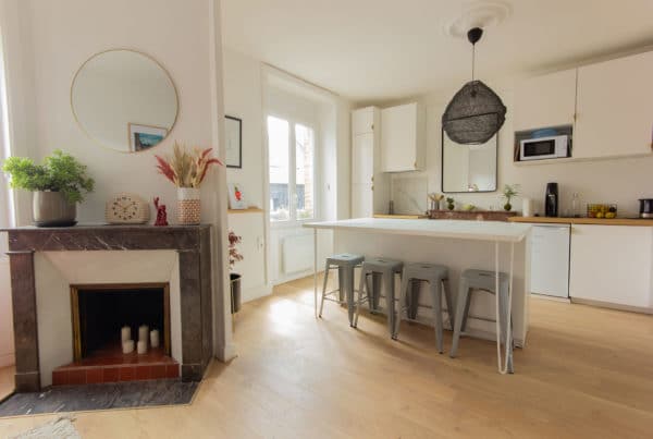 Cuisine moderne aménagée dans un ancien salon après rénovation d’appartement