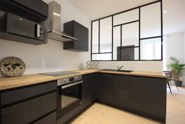 Aménagement cuisine sur mesure avec plan de travail moderne et décoration colorée à Saint-Malo