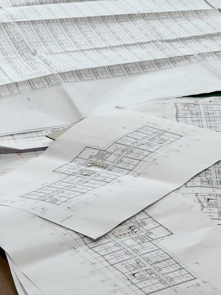 Architecte d’intérieur préparant un dossier administratif pour déclaration préalable de travaux en mairie