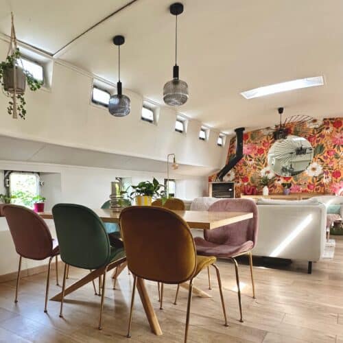 salon coloré et rénové dans une péniche